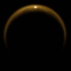 Le Soleil se reflète sur le lac Kraken, près du pôle nord de Titan. L'image a été prise le 8 juillet 2009, lors du 59ème survol de ce satellite, par l'instrument VIMS de la sonde Cassini. © Nasa/JPL/University of Arizona/DLR