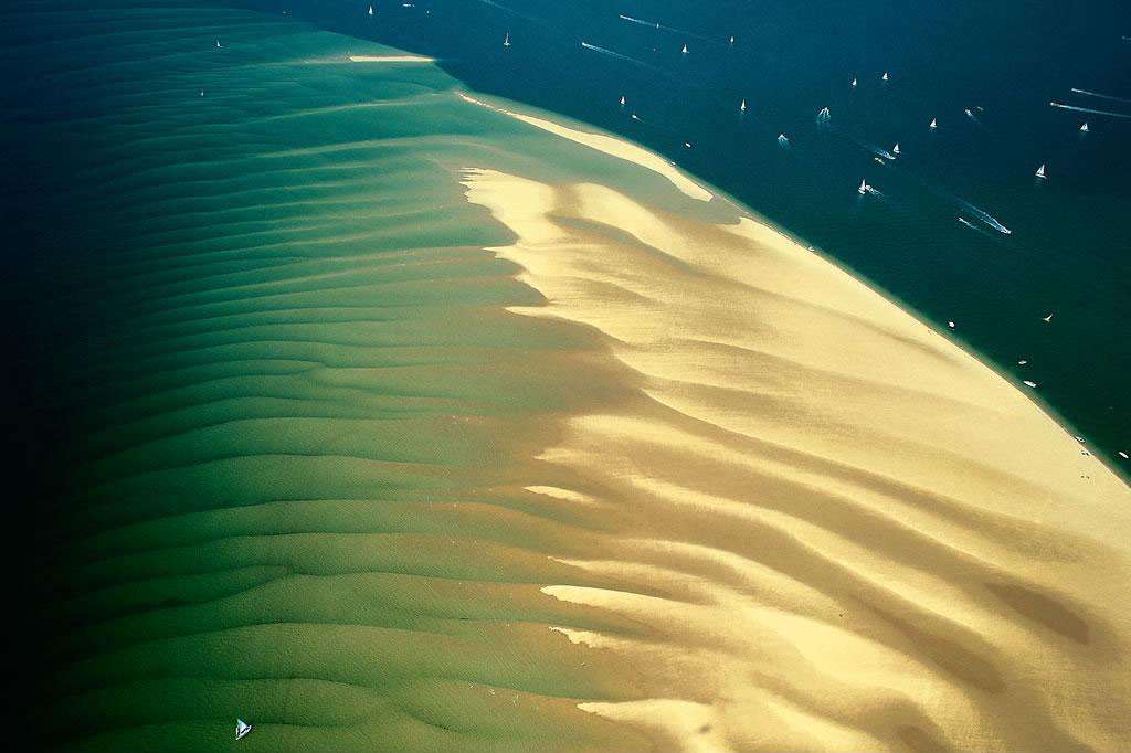 Réserve naturelle du banc d’Arguin, Gironde, France (44°39’N - 1°15’O). A l’embouchure du bassin d’Arcachon, entre le Cap-Ferret et la dune du Pyla (la plus haute de France - 106 m), le banc d’Arguin affleure sous les eaux de l’océan Atlantique. Constitué d’un ensemble d’îlots sableux qui changent de forme et de place au gré des vents et courants marins, suivant un cycle relativement régulier d’environ 80 ans, ce site, d’une superficie variable de 150 à 500 ha, a été classé en réserve naturelle en 1972. © Yann Arthus-Bertrand - Tous droits réservés