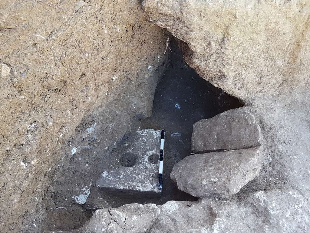 Des toilettes ont été taillées dans un cube de pierre à Jérusalem au VIIe siècle avant J.-C. © Photographie par Ya’akov Billig, publiée dans l'article de Dafna Langgut, 2021