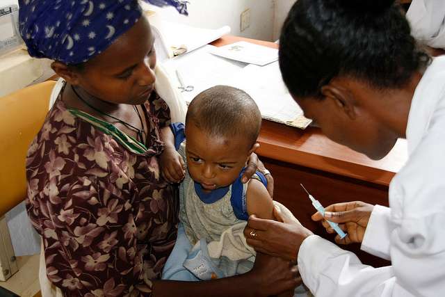L'accès au soin est un problème fréquent dans les contrées où le paludisme fait rage. © DFID, UK Department for International Development, Flickr, CC by 2.0
