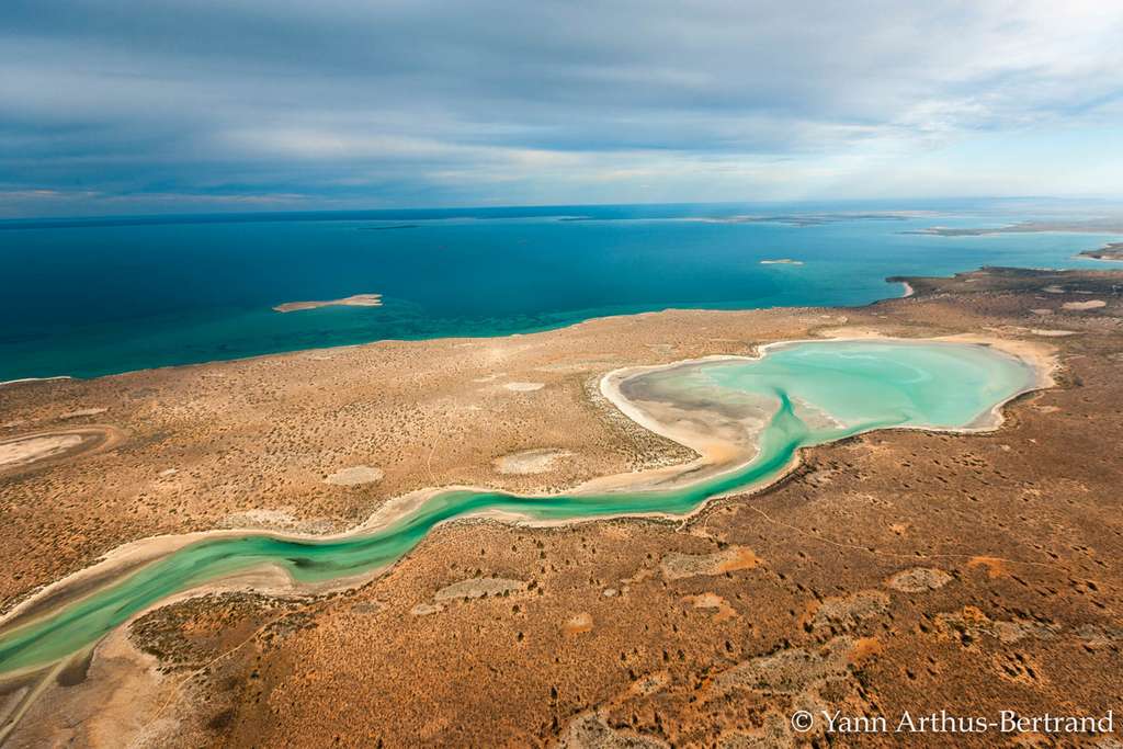 L'océan rencontre la Terre dans l'estuaire de Freycinet L'océan rencontre la Terre dans l'estuaire de Freycinet