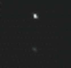 Bas de l'image : cliché de l'astéroïde 2002 JF56 pris par New Horizons à la distance de 3,36 millions de kilomètres, le 11 juin Haut de l'image : cliché pris par New Horizons à la distance de 1,34 million de kilomètres, le 12 juin (Crédits : NASA/JHU Applied Physics Laboratory/Southwest Research Institute)
