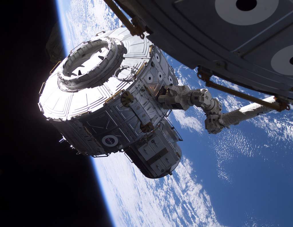 Le sas Quest airlock intégré à la Station en juillet 2001 Le sas Quest airlock intégré à la Station en juillet 2001