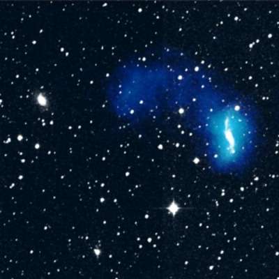 Nuages de gaz HI (en bleu à gauche et en rouge à droite) par le Compact Array. Ces nuages s'étendent bien au-delà des galaxies elles-mêmes. © B. Koribalski (ATNF), S. Gordon (UQld) et K. Jones (UQld), B. Koribalski (ATNF) et J. Dickey (UMinn).