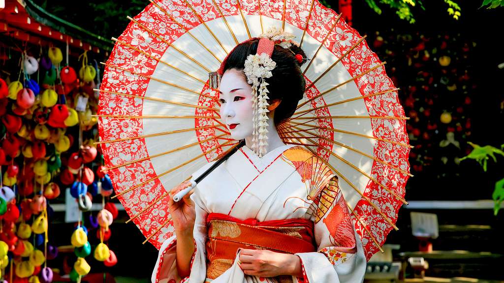 Une Geisha dans les rues de Kyoto Une Geisha dans les rues de Kyoto