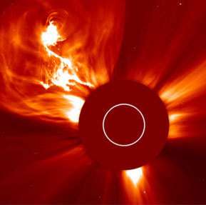 Au coronographe, le Soleil est caché, il est matérialisé par le rond blanc, on voit la matière qu'il éjecte crédits : ESA/NASA