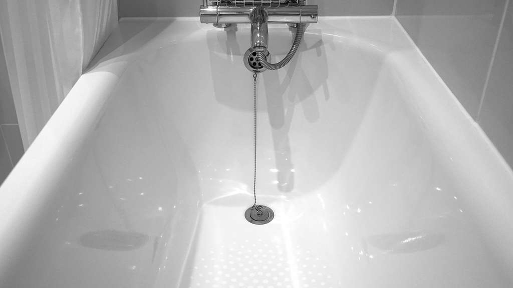 À la fin de la réparation, l’émail de la baignoire parait neuf. © Pixabay