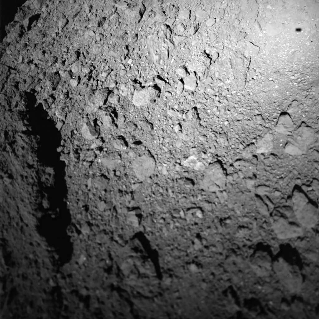 Photographie du sol de l'astéroïde Ryugu réalisée le 3 octobre 2018 pendant l'atterrissage de Mascot à plus de 300 millions de kilomètres de la Terre ! © Cnes, DLR, Jaxa