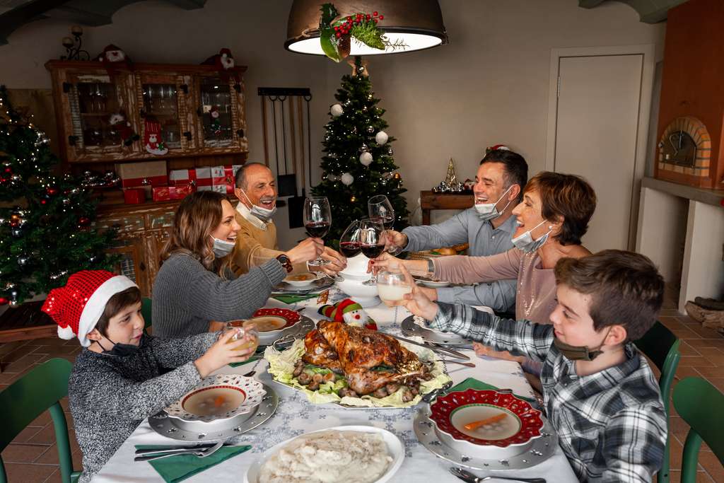 Les bons réflexes pour passer un Noël serein en famille en respectant les gestes barrières. © BASILICOSTUDIO STOCK, Adobe Stock