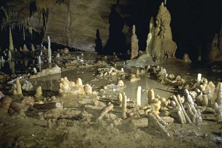Des stalagmites préalablement brisées ont été agencées en cercle. © Michel Soulier, SSAC