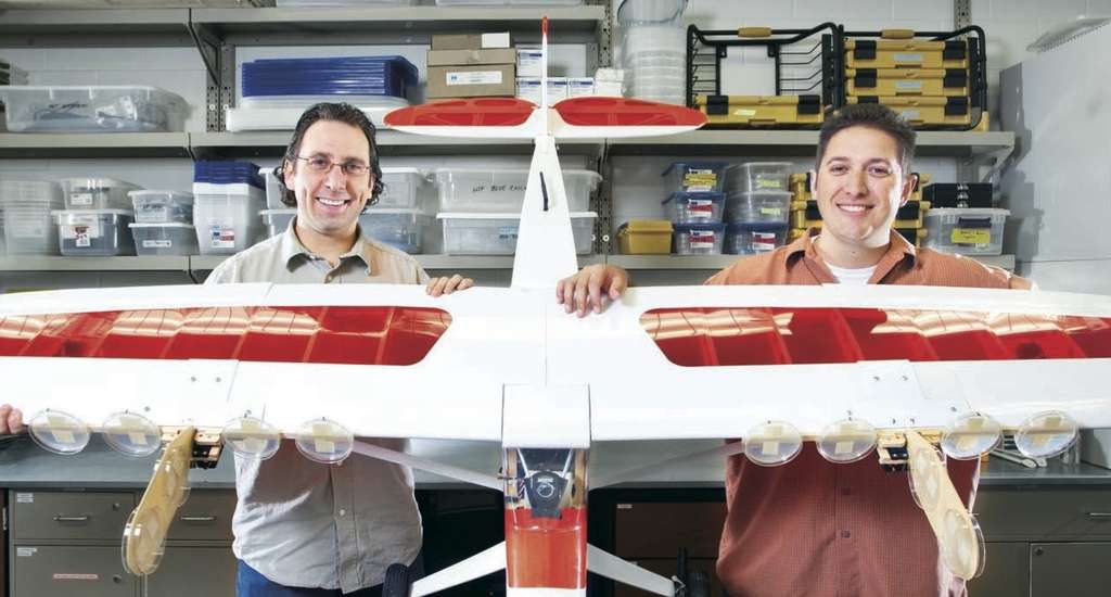 Les chercheurs Shane Ross (à gauche) et David Schmale, du Virginia Tech avec le modèle réduit télécommandé servant à collecter les spores dans les airs. © College of engineering, Virginia Tech, DR