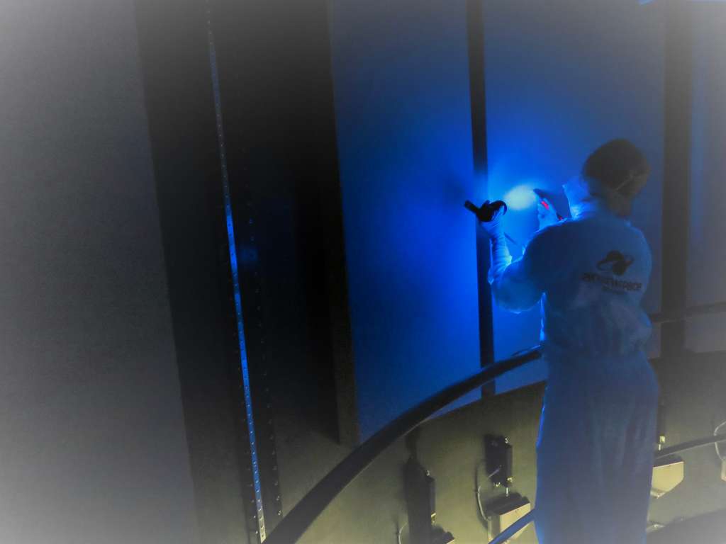 Inspection de la coiffe du lanceur Ariane 5 à la lumière bleue pour s'assurer de sa propreté. © Olivier Schmeitzky, ESA-Cnes-Arinaespace 