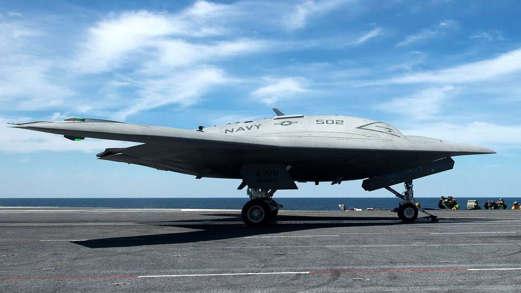Le X-47B, un avion de combat aérien sans pilote de la marine américaine Le X-47B, un avion de combat aérien sans pilote de la marine américaine