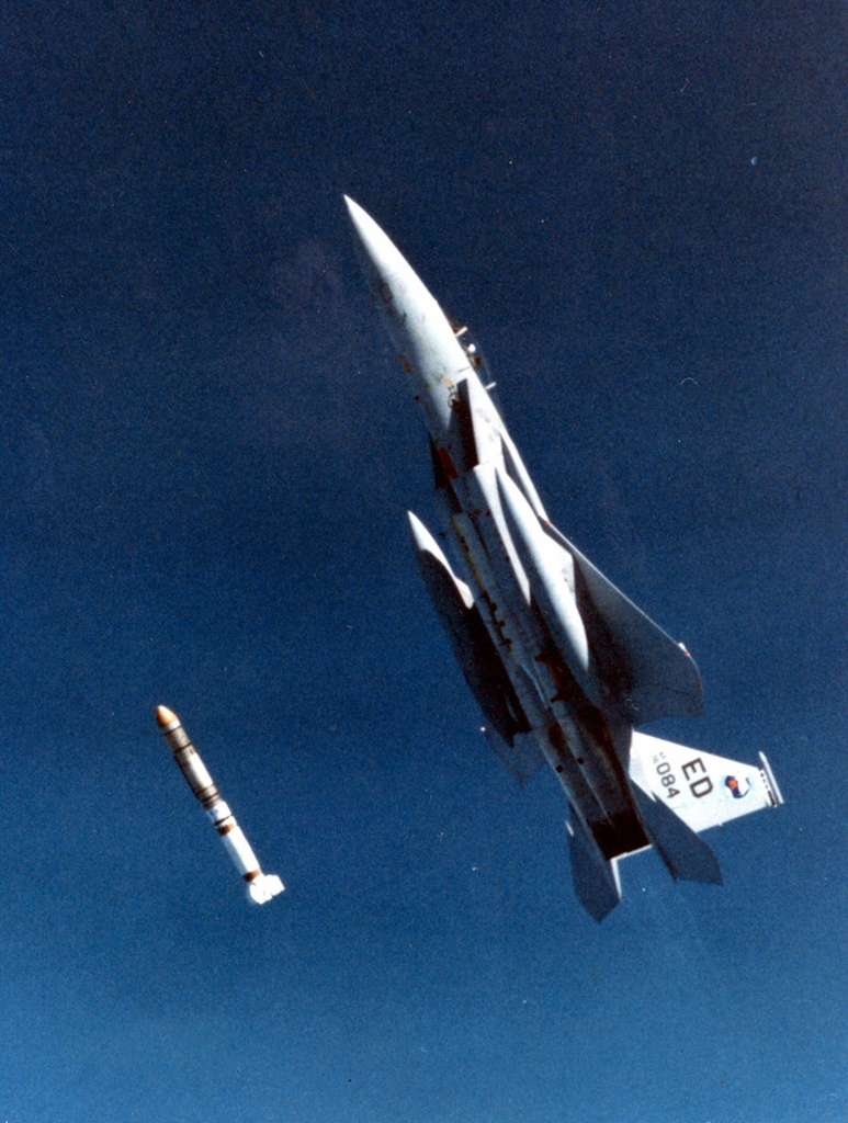 Tir d'un missile antisatellite Vought ASM-135 par un F-15 de l'US Air Force en 1985. © USAF