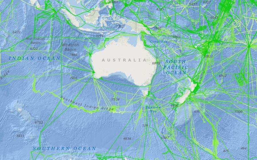 Les données bathymétriques acquises par bateau (en vert) sont précises mais très localisées, certaines zones du globe sont particulièrement pauvres en données comme c'est le cas pour l'océan sud-est Indien © Bathymetric Data Viewer, NOAA