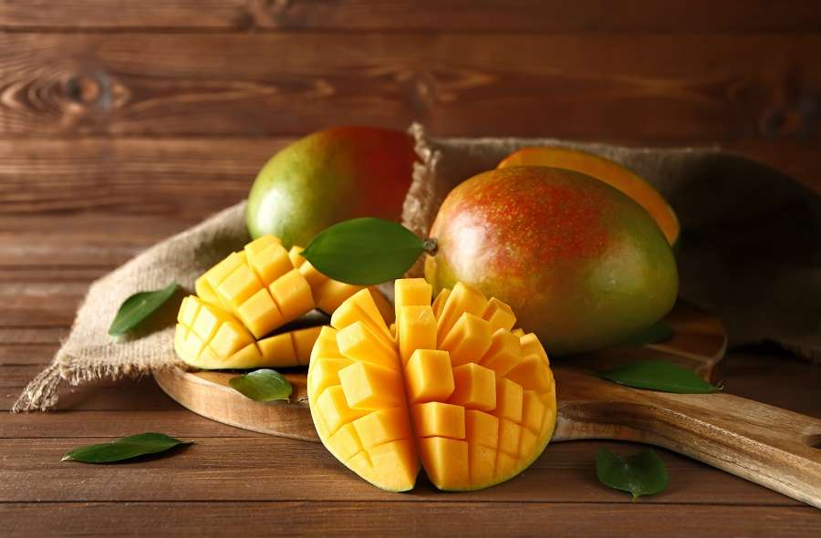 Une mangue, le petit plaisir exotique de l'hiver. © Pixel Shot, Adobe Stock