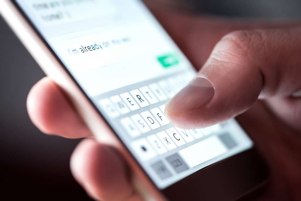 Le SMS est un moyen de communication. Il permet de recevoir et d'envoyer rapidement des messages. © terovesalainen, Adobe Stock