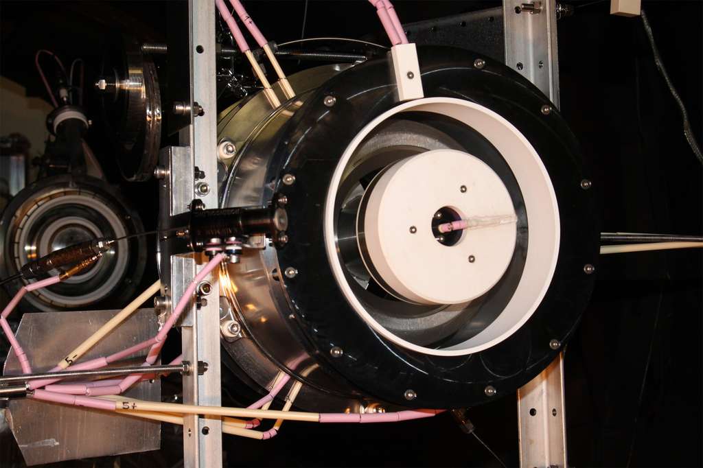 Le prototype de l'ESA d'un moteur sans carburant, dans la chambre sous vide de Sitael, à l'intérieur de laquelle il a été testé. © ESA