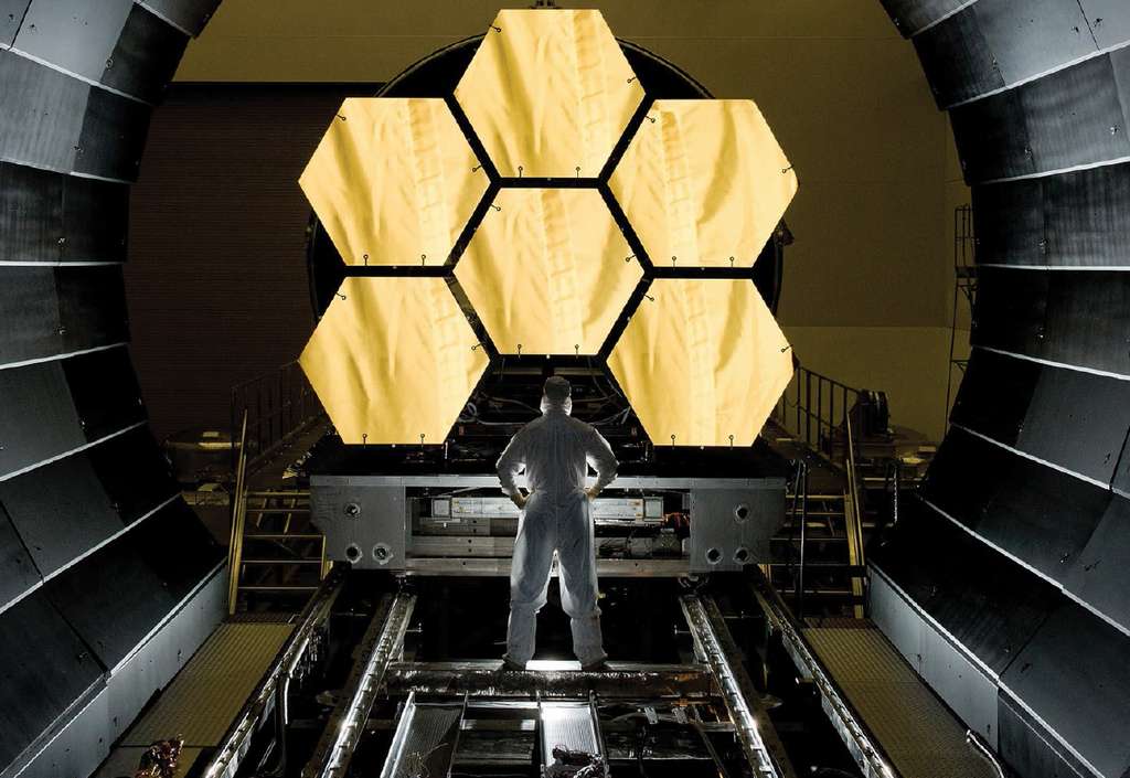 Une photo iconique des miroirs dorés du JWST. C'était il y a des années. Maintenant l'immense mosaïque de miroirs hexagonaux est repliée à l'intérieur de la coiffe d'Ariane 5. © Nasa, David Higginbotham
