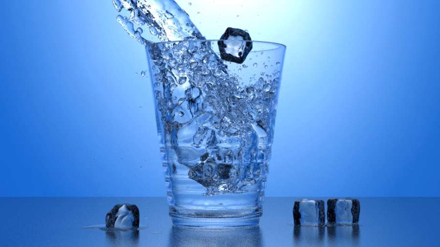 En cette période particulièrement chaude, un bon verre d'eau réhydrate toujours. Attention à ne pas le boire trop frais : on risque d'en oublier la soif. © PeeDee4, deviantart.com, cc by nc sa 3.0