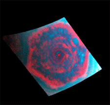La séquence ci-dessus capturée par Cassini dure en réalité 2 h 53 mn. Les régions qui réfléchissent le plus le Soleil sont en bleu turquoise et bloquent le rayonnement interne de Saturne. Quant aux parties colorées en rose fuchsia, elles sont en revanche moins opaques et laissent passer les infrarouges. On entrevoit en quelque sorte les couches internes de la planète géante. © Nasa, JPL-Caltech, université d’Arizona