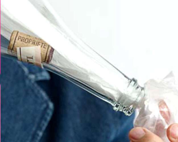 Il est plus facile de sortir un bouchon de liège d’une bouteille en verre avec un sac en plastique, car les frottements sont moindres. © Le Pommier