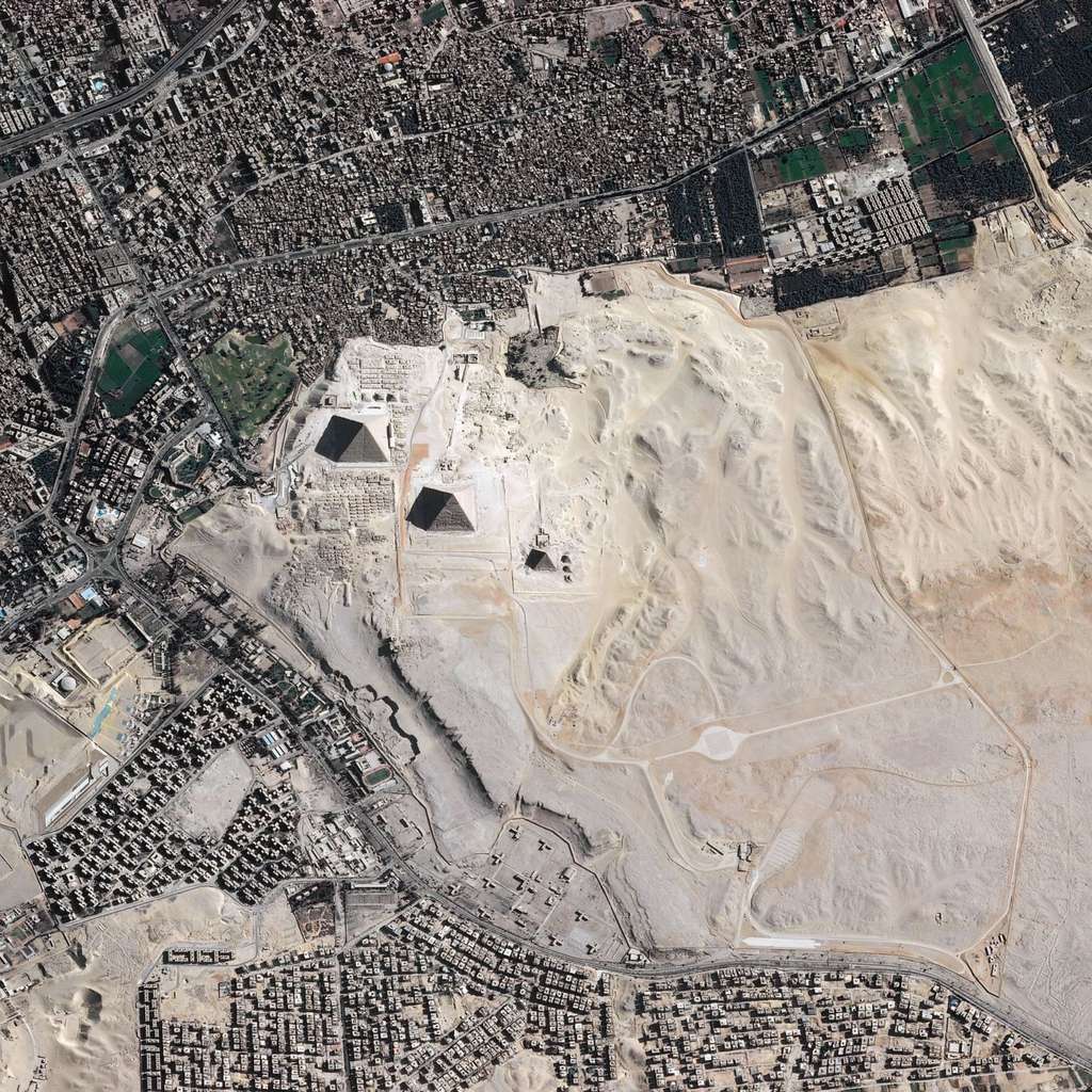 Les pyramides d'Égypte observées par le satellite Pléiades, successeur de Spot Les pyramides d'Égypte observées par le satellite Pléiades, successeur de Spot