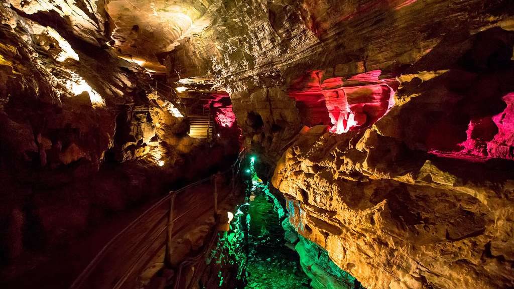 La grotte de Howe et son Lac de Vénus, aux États-Unis La grotte de Howe et son Lac de Vénus, aux États-Unis