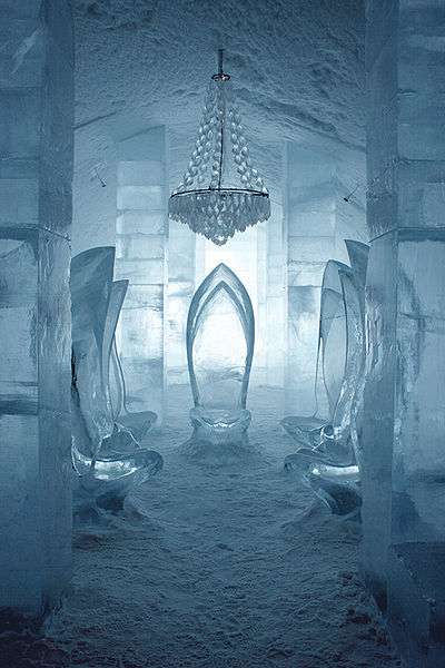 Salle d’attente gelée et sièges de glace Salle d’attente gelée et sièges de glace