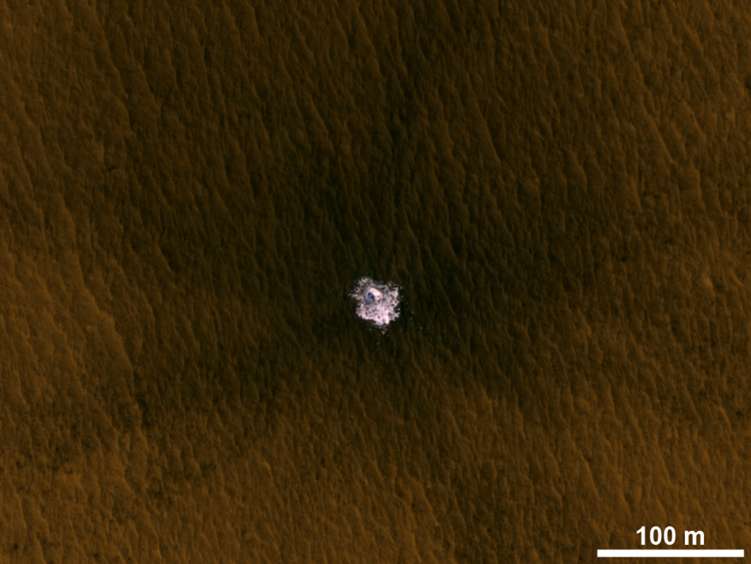En 2012, Mars Reconnaissance Orbiter a immortalisé l’impact d’une météorite qui a creusé un cratère sur Mars et exposé de la glace d’eau jusqu’alors cachée sous la surface à 43,9° de latitude nord et 204,3° de longitude est. © Université de l’Arizona, JPL-Caltech, Nasa