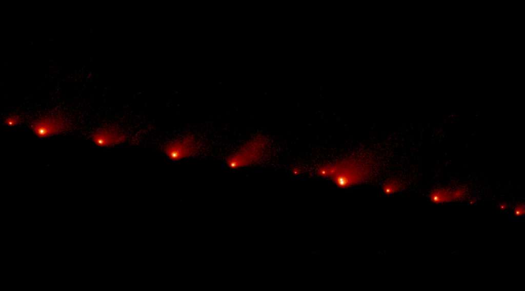 Fragments de la comète Shoemaker-Levy 9 vus par Hubble le 17 mai 1994. Cette image comprend presque tous ses 21 fragments et s'étend sur environ 1.140.000 kilomètres, soit environ trois fois la distance de la Terre à la Lune. Les fragments ont touché Jupiter en juillet 1994. © Nasa, ESA H. Weaver and E. Smith (STSci)