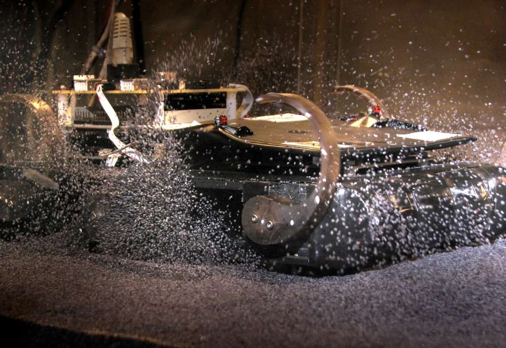Un Sandbot en pleine action. Vitesse : 1 km/h © Crab Lab