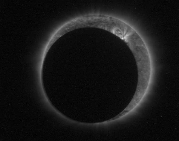 Une éclipse annulaire vue par satellite Une éclipse annulaire vue par satellite