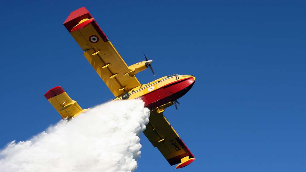 Photo Le Canadair Cl 415 Un Bombardier D Eau A La Capacite