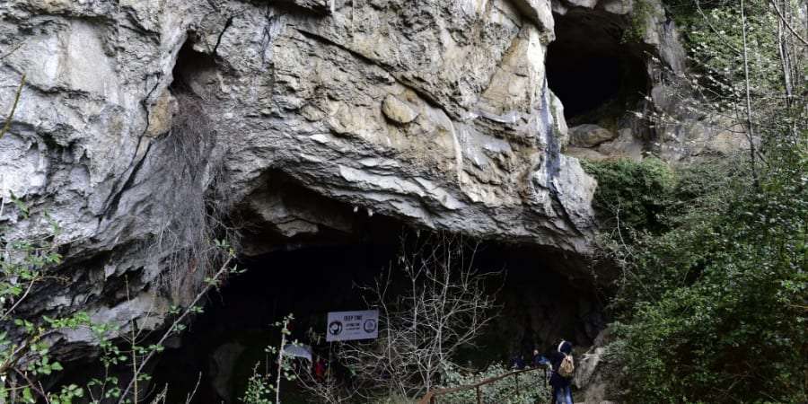 L'entrée de la grotte de Lombrives, dans l'Ariège. © Georges Gobet, AFP