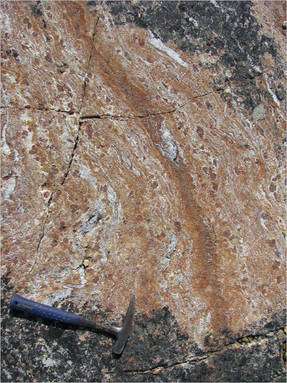 Cliquez pour agrandir. C'est peut-être la plus vieille roche connue sur Terre. Crédit : Science