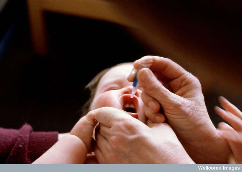 La vaccination contre la poliomyélite s'effectue depuis longtemps par voie orale. © Anthea Sieveking, Wellcome Images, cc by nc nd 2.0