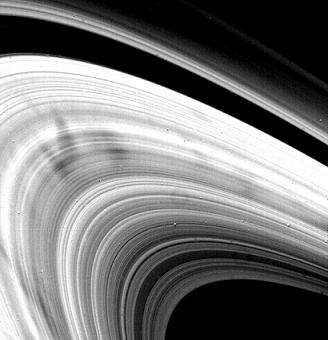 Les célèbres "Spokes" des anneaux de Saturne. Leurs apparitions seraient fonction de l'angle que forme le plan des anneaux avec le Soleil (Crédits : NASA/JPL)