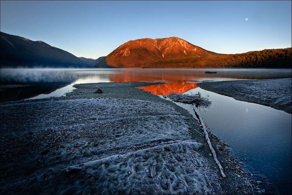Le lac Rotoiti au lever du soleil Le lac Rotoiti au lever du soleil