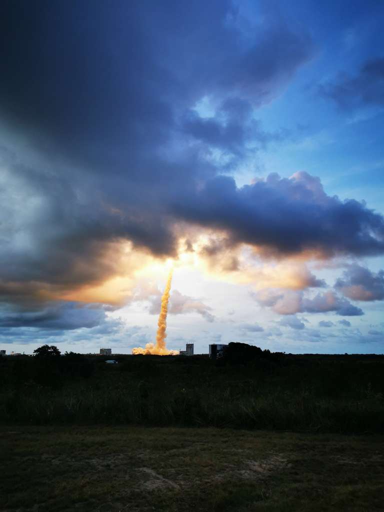 Un feu d'artifice qui coupe le ciel, Ariane 5 s'envole. © Daniel Chrétien, Futura Sciences