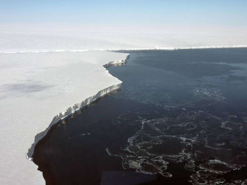 La Barrière de Getz, située sur la côte sud-ouest de l'Antarctique, dont la vitesse de fonte est estimée à 4,1 mètres de glace par an. © Nasa, ESA