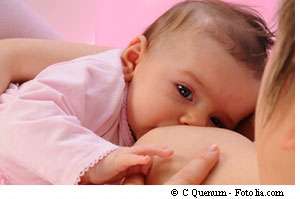 L'allaitement du nourrisson est un moment précieux pour la mère et l'enfant. Crédits C. Quenum/Fotolia