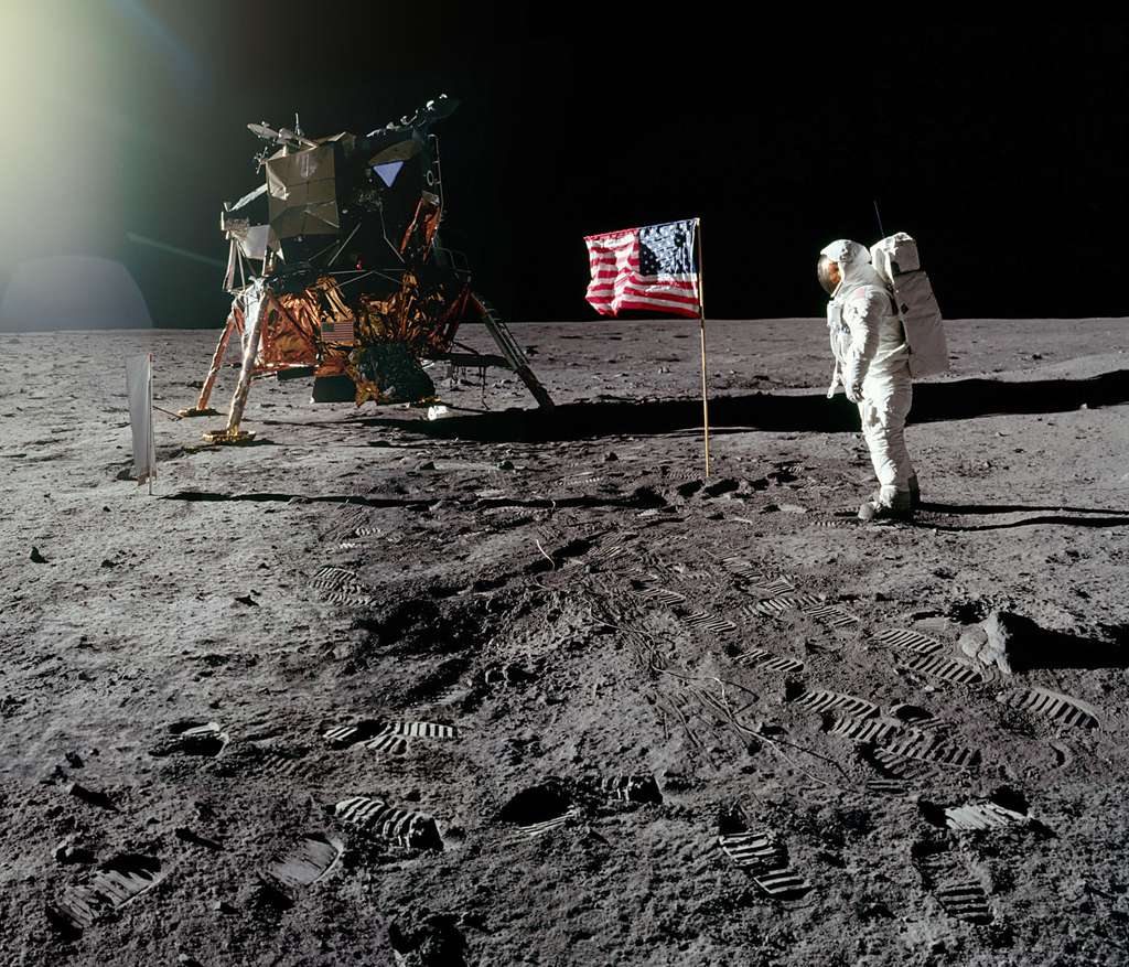 As-tu pris la photo ? semble dire Buzz Aldrin à Neil Armstrong. As-tu pris la photo ? semble dire Buzz Aldrin à Neil Armstrong.
