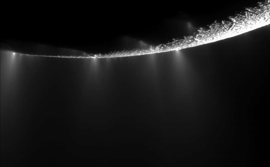 Lors de son survol d'Encelade le 21 novembre 2009 à environ 14.000 km de la surface, la sonde Cassini a pu photographier plus de 30 geysers découverts en 2005 dans la région du pôle Sud qui arbore d’importantes crevasses nommées les « rayures du tigre ». © Nasa, JPL, Space Science Institute