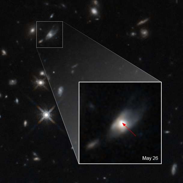Cette image prise par Hubble montre la lueur d'une kilonova causée par la fusion de deux étoiles à neutrons. La kilonova apparaît comme un point lumineux (indiqué par la flèche) en haut à gauche de la galaxie hôte à 5,4 milliards d'années-lumière de la Voie lactée. L'explosion était aussi détectable dans le domaine des rayons gamma sous la forme d'un sursaut gamma court, GRB 200522A. © Nasa, ESA, W. Fong (Northwestern University), and T. Laskar (University of Bath, UK) 
