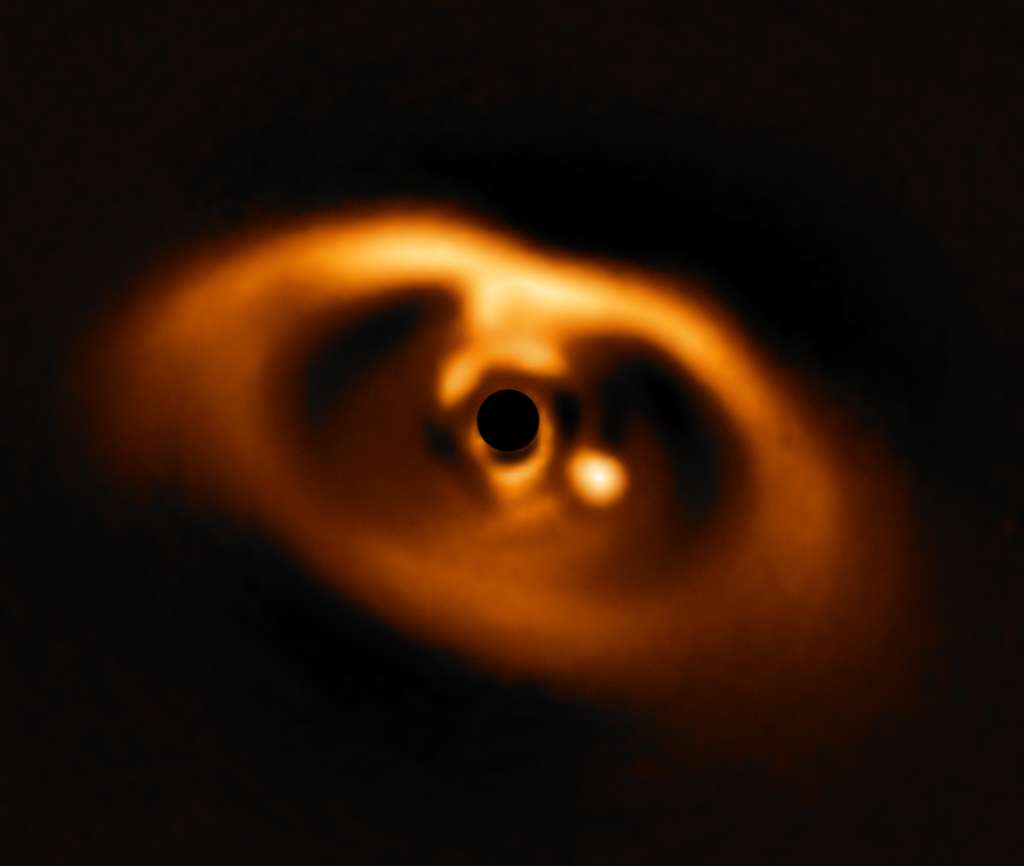Une image du Very large telescope (VLT) de l’Observatoire austral européen (ESO) prise en 2018 de la planète PDS 70 b en cours de formation. Son étoile hôte est noircie au centre de l’image et à sa droite, un point représentant l’exoplanète géante. © ESO, VLT, André B. Müller