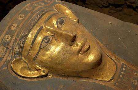 Masque de sarcophage (IVe siècle avant J.-C.), secteur ouest. © Photos Christian Décamps / Mission archéologique du Louvre à Saqqara