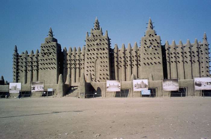 La grande mosquée de Djenné, en terre crue, au Mali La grande mosquée de Djenné, en terre crue, au Mali