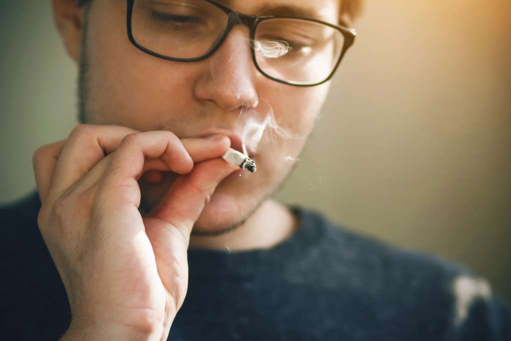 Lorsqu’on fume pour la première fois, la nicotine déclenche une primo réaction de répulsion. © Valeri Vatel, Adobe Stock