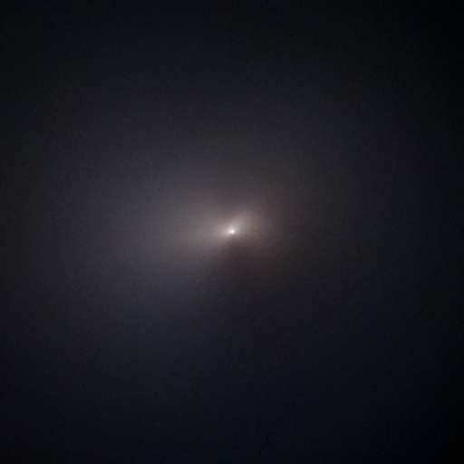 La région photographiée par Hubble s'étend sur 18.000 kilomètres. Des jets opposés partant du noyau de la comète sont visibles. © Nasa, ESA, A. Pagan (STScI), Q. Zhang (Caltech)